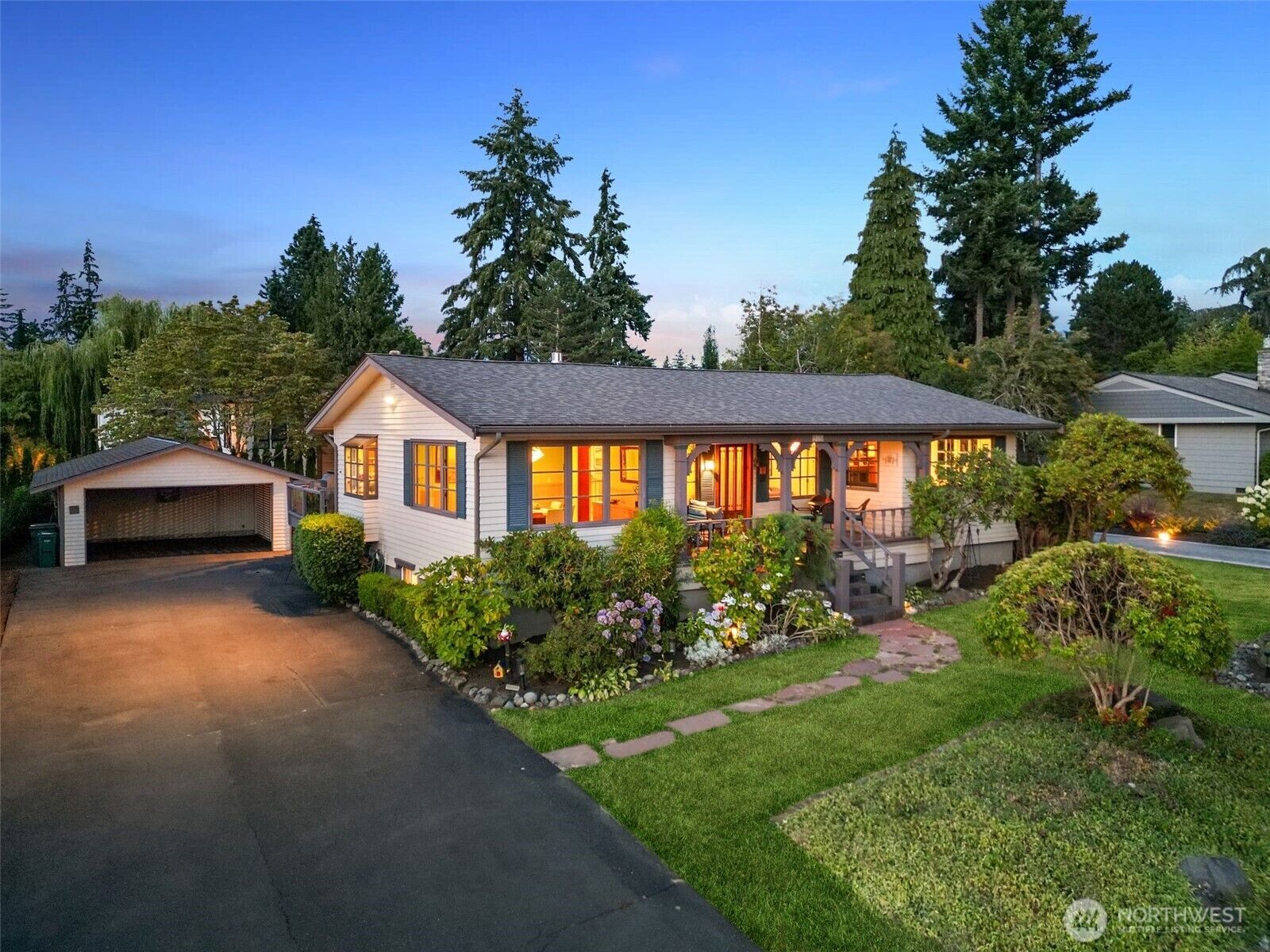 Property Photo: 916 18th Avenue W WA 98033