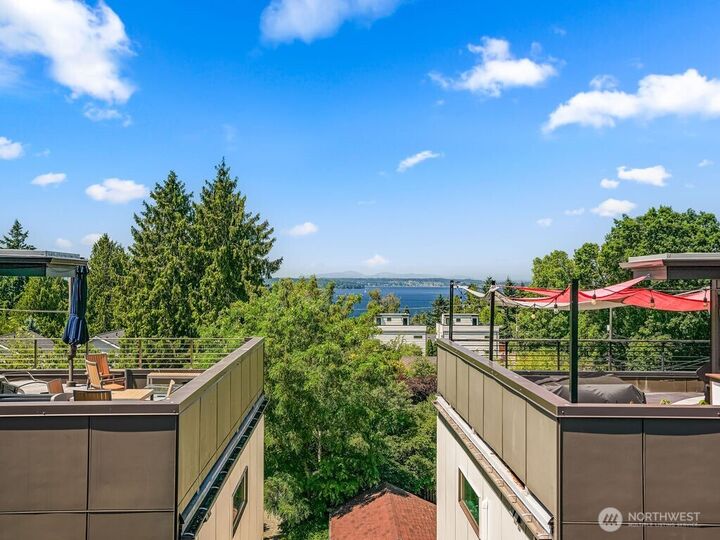 Property Photo: 6911 California Avenue SW C WA 98136
