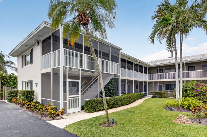 Property Photo:  426 NE 7th Avenue 2B  FL 33483 