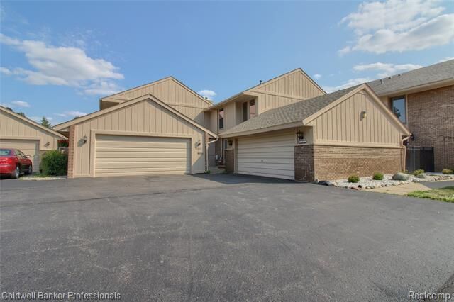 Property Photo: 35468 Heritage Lane MI 48335