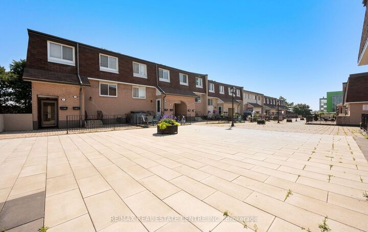 Property Photo: 2170 Bromsgrove Road 2 ON L5J 4J2