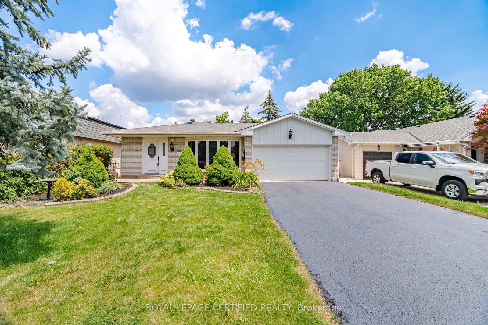 Property Photo:  33 Grassmere Crescent  ON L6S 1C9 