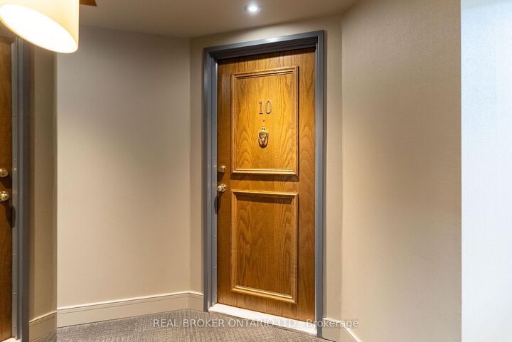 Property Photo: 405 Laurier Avenue E 10 ON K1N 6R4