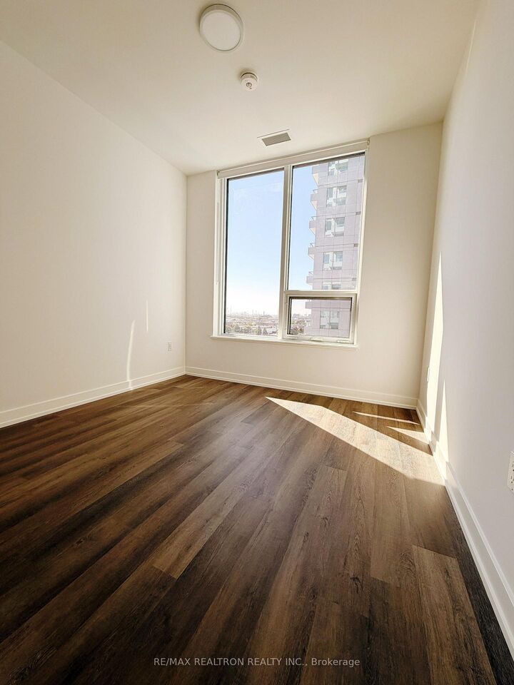 Property Photo: 5 Meadowdale Road 607 ON L4K 0C7