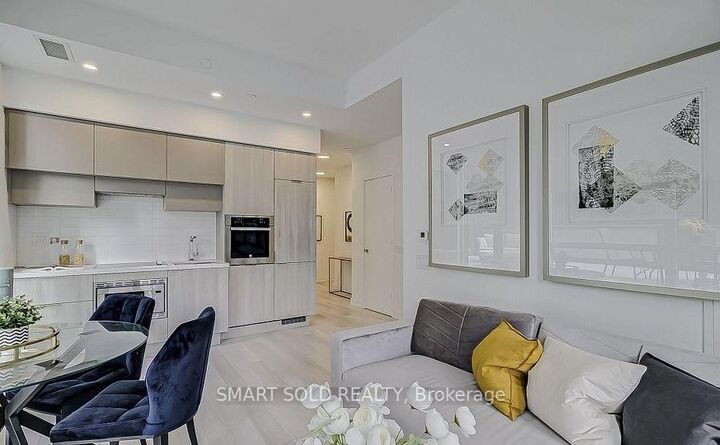 Property Photo: 39 Roehampton Avenue 505 ON M4P 1P9