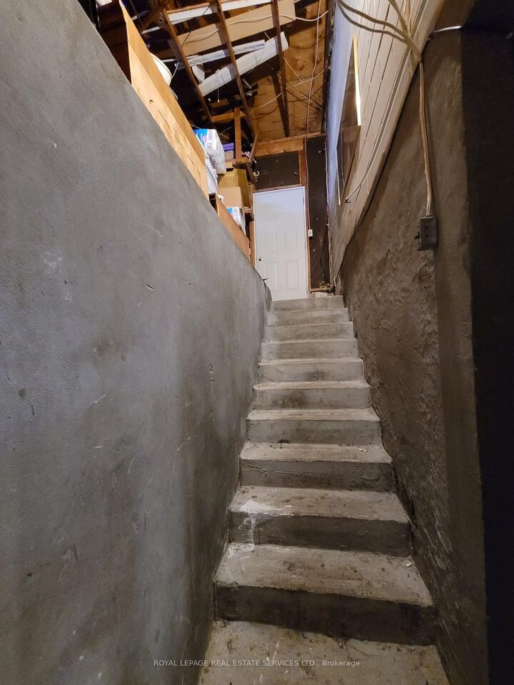 Property Photo:  323 Winfield Terrace Bsmt  ON L5R 1N6 