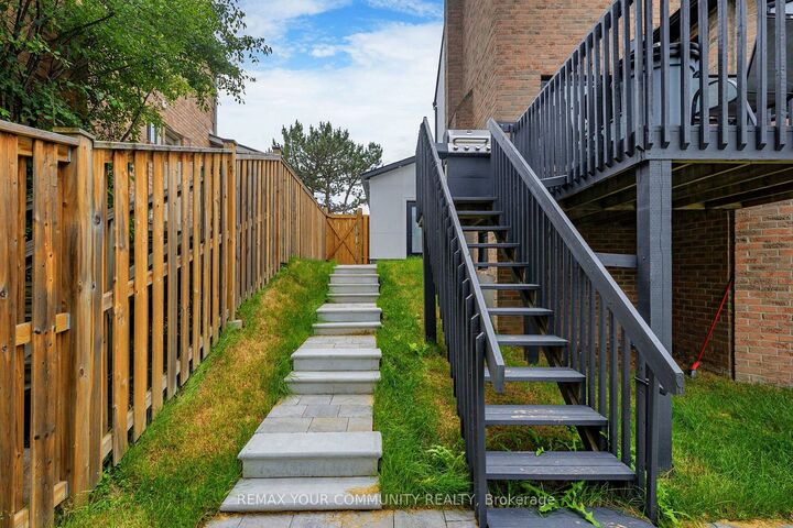 Property Photo:  90 Tamarac Trail  ON L4G 5S1 