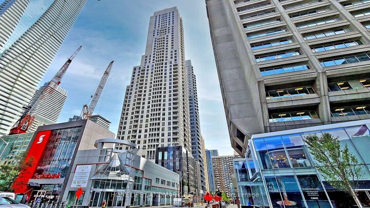 Property Photo:  35 Balmuto Street 2103  ON M4Y 0A3 