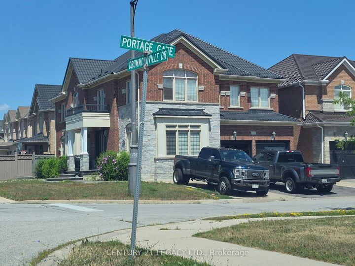 11 Drummondville Drive — photo 1