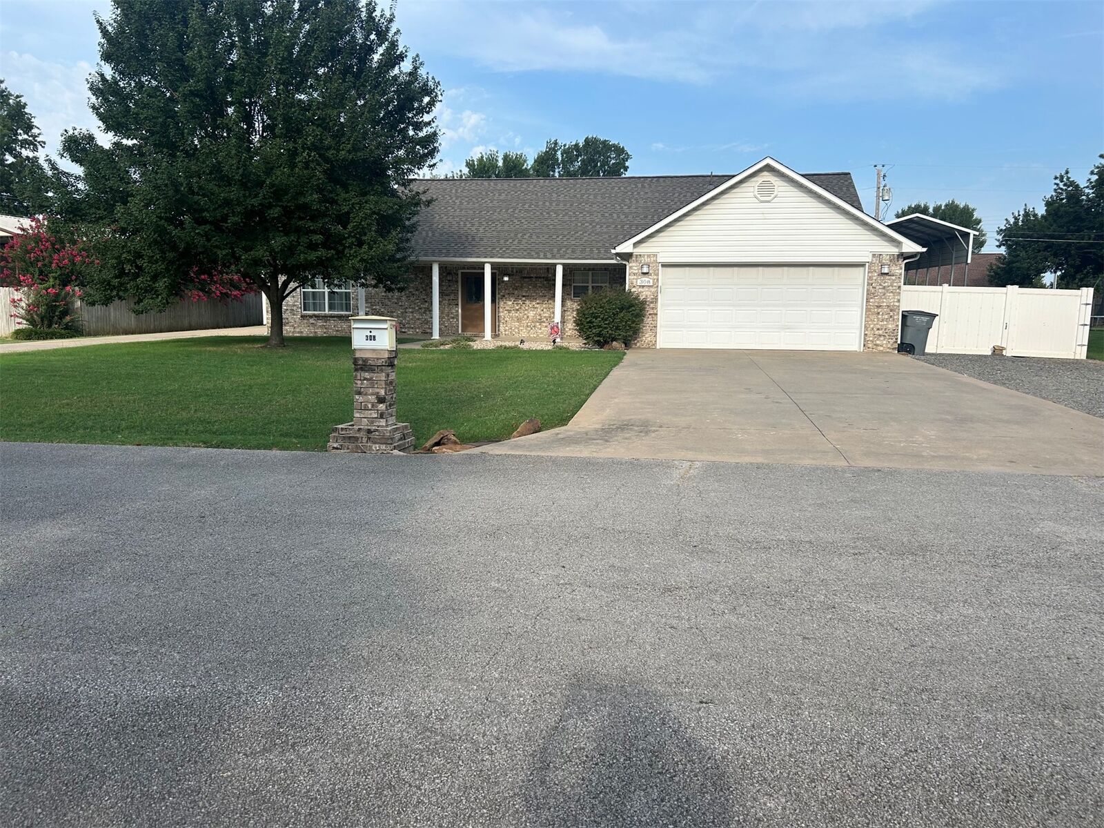 Property Photo: 308 S Mary Avenue E OK 74467