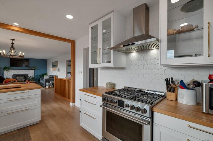 Property Photo:  880 Galerno Rd  BC V9W 5J4 