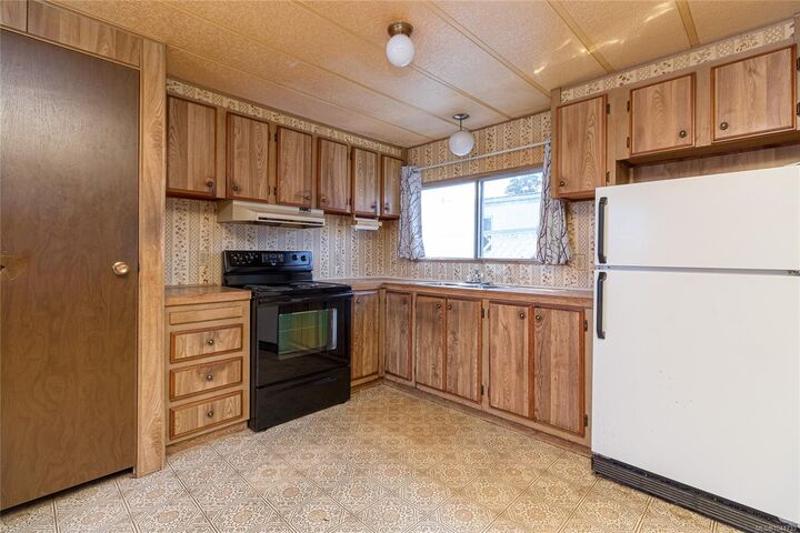 Property Photo: 124 Cooper Rd #5 BC V9A 7B3