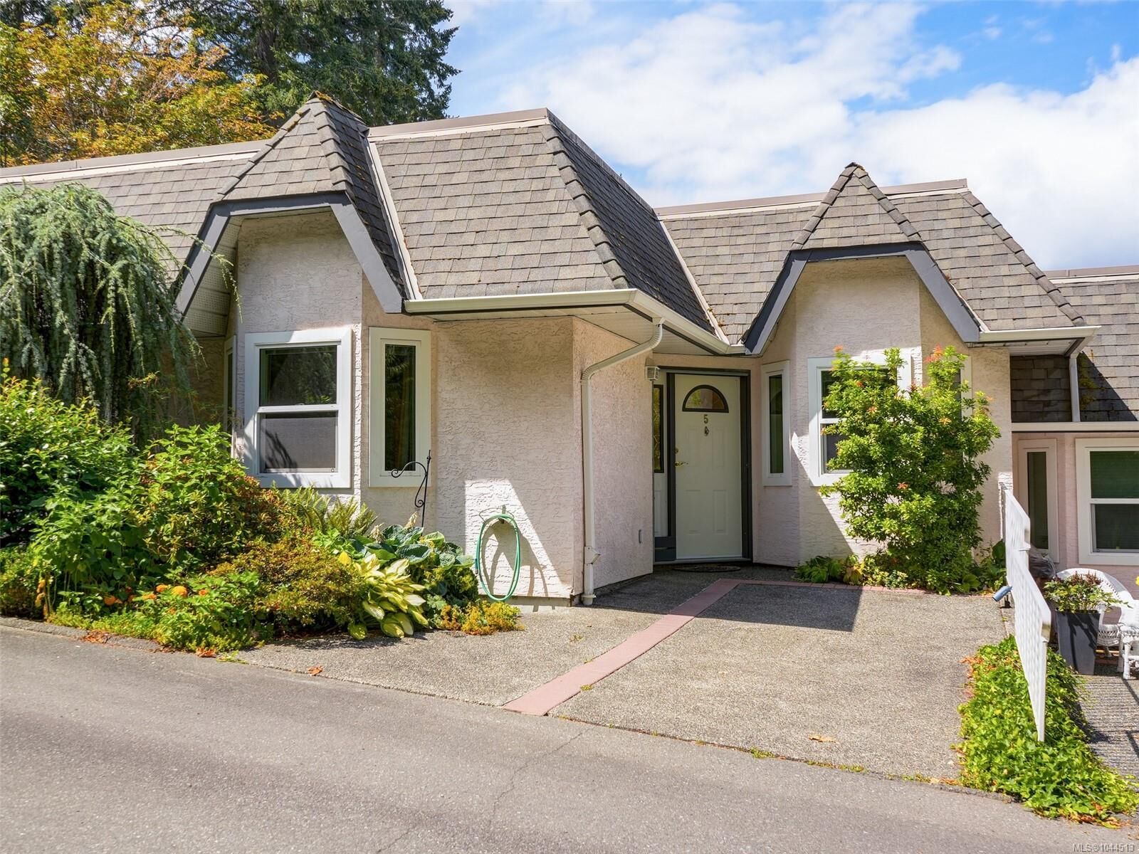 Property Photo: 930 Josephine Rd #5 BC V8M 1B3