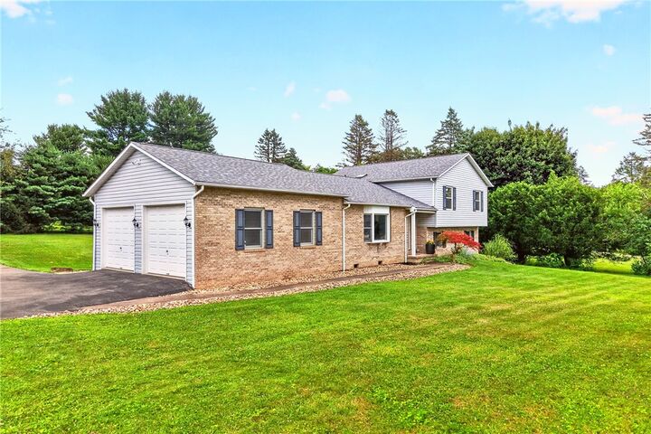 Property Photo:  167 Oak Ridge Dr  PA 16002 