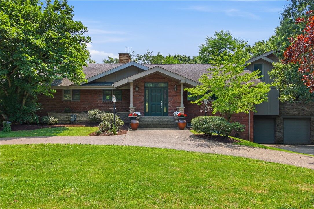 Property Photo:  2072 Outlook Drive  PA 15241 