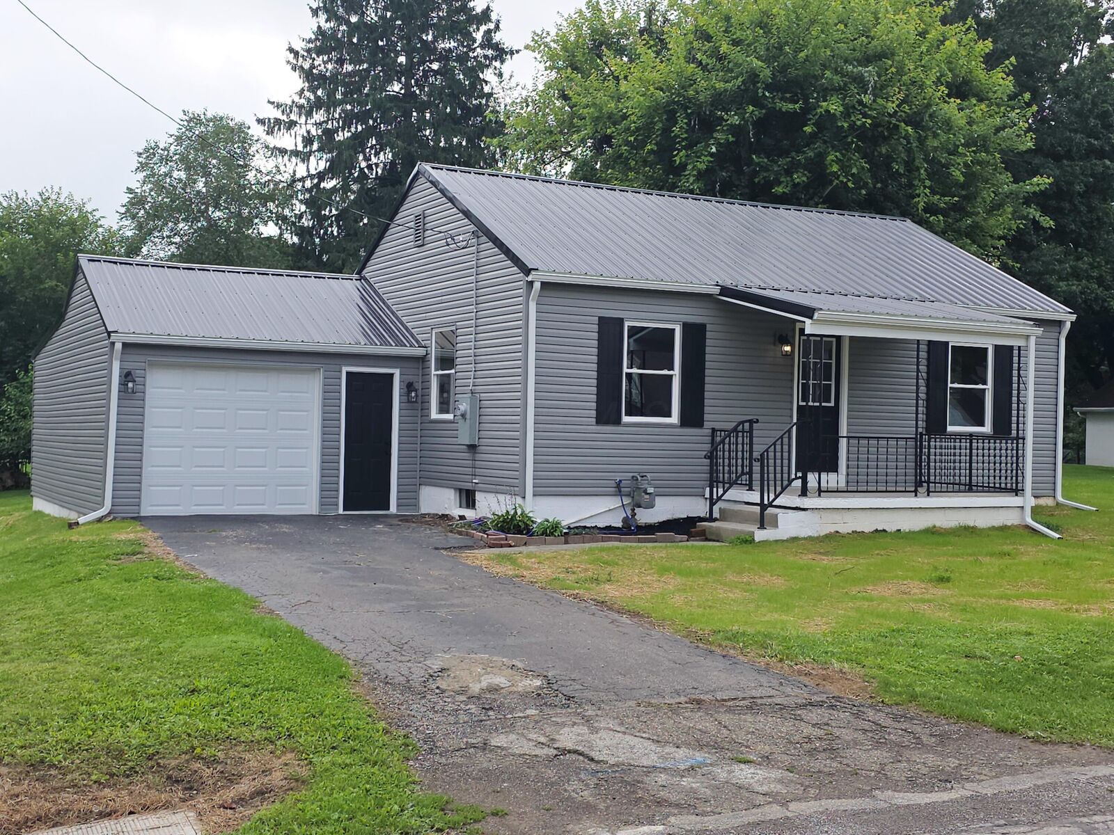Property Photo:  276 Bank Street  OH 43338 