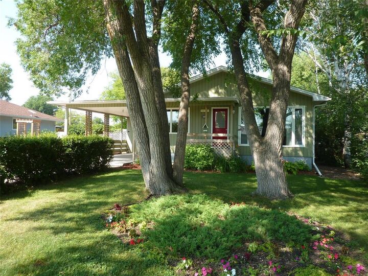 Property Photo: 104 4th Avenue MB R0C 1B0
