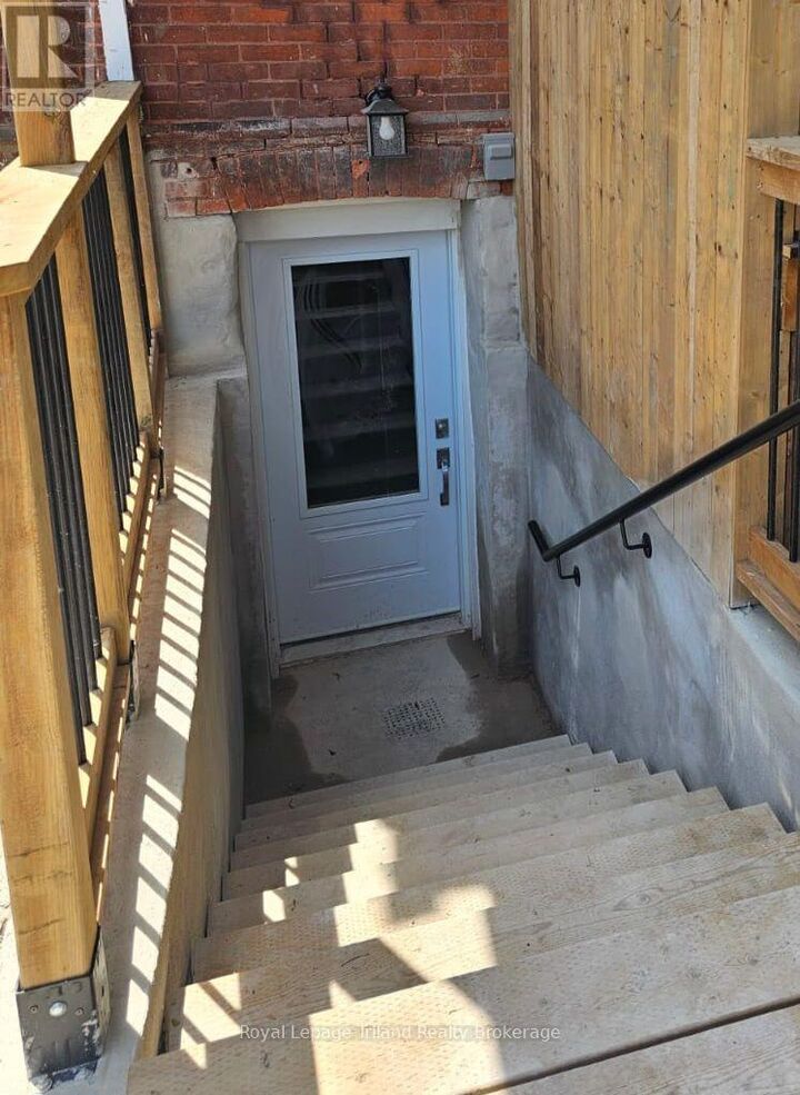 Property Photo:  565 Peel Street East 4  ON N4S 1K5 