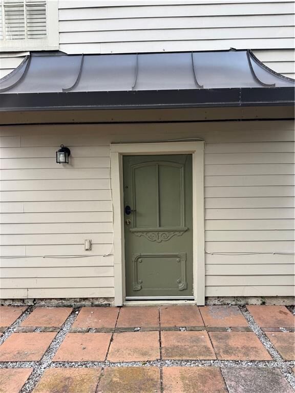Property Photo:  2613 Carondelet Street B  LA 70130 