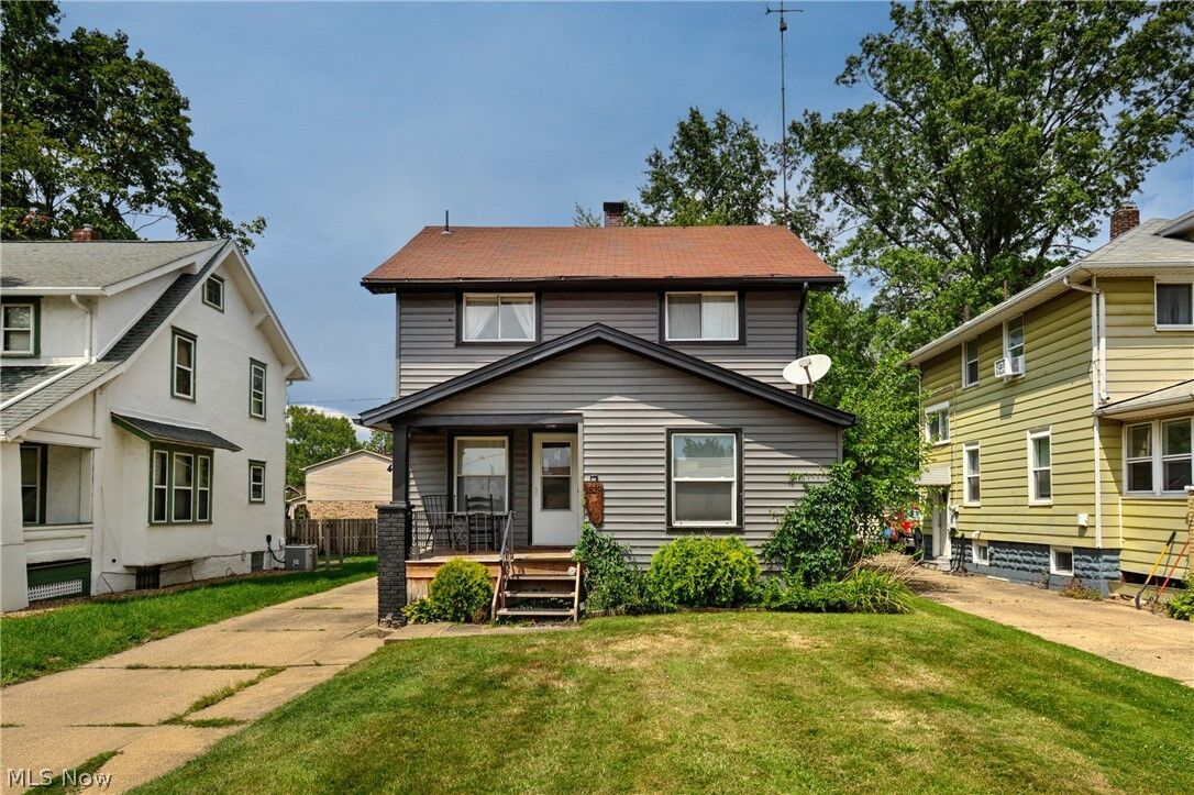 Property Photo: 1529 Longfellow Court NE OH 44483