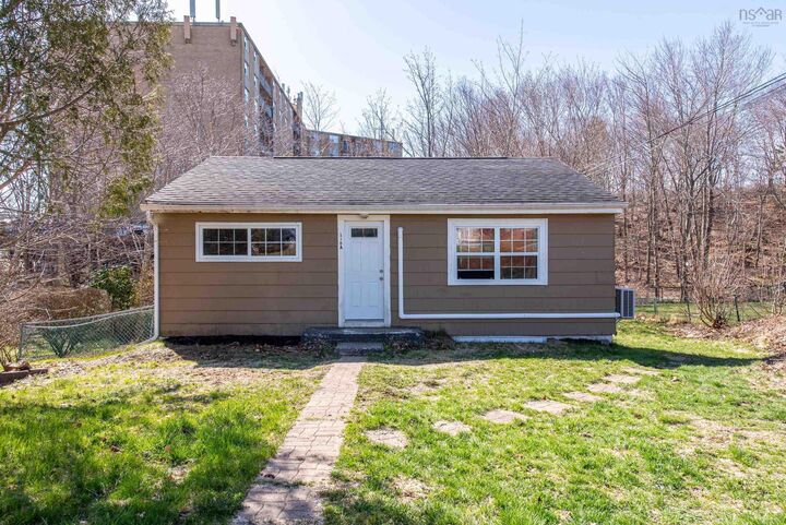 116 Coronation Avenue — photo 1