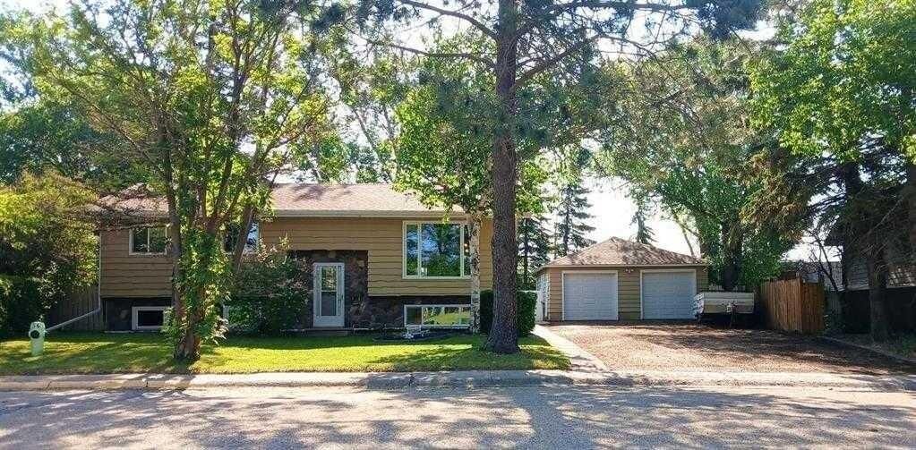 Property Photo: 3808 49A Avenue AB T4G 1J2
