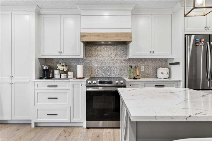 Property Photo: 75 Shawglen Way SW AB T2Y 1Y9