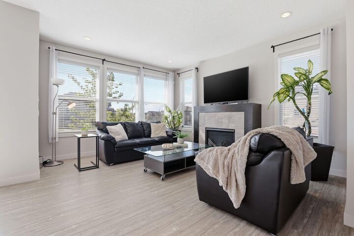 Property Photo: 4 Heritage Terrace AB T4C 0Y3