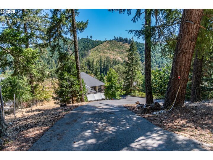 Property Photo: 1836 Lakeview Dr OR 97479