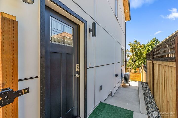 Property Photo: 2623 Grand Ave C WA 98201