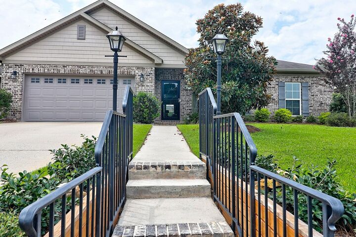 Property Photo:  406 Ridgeland Rd  AL 36301 