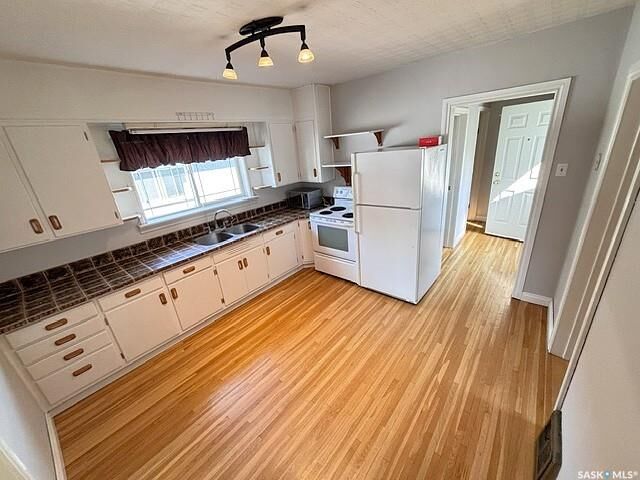 Property Photo:  938 Iroquois Street W  SK S6H 5B6 