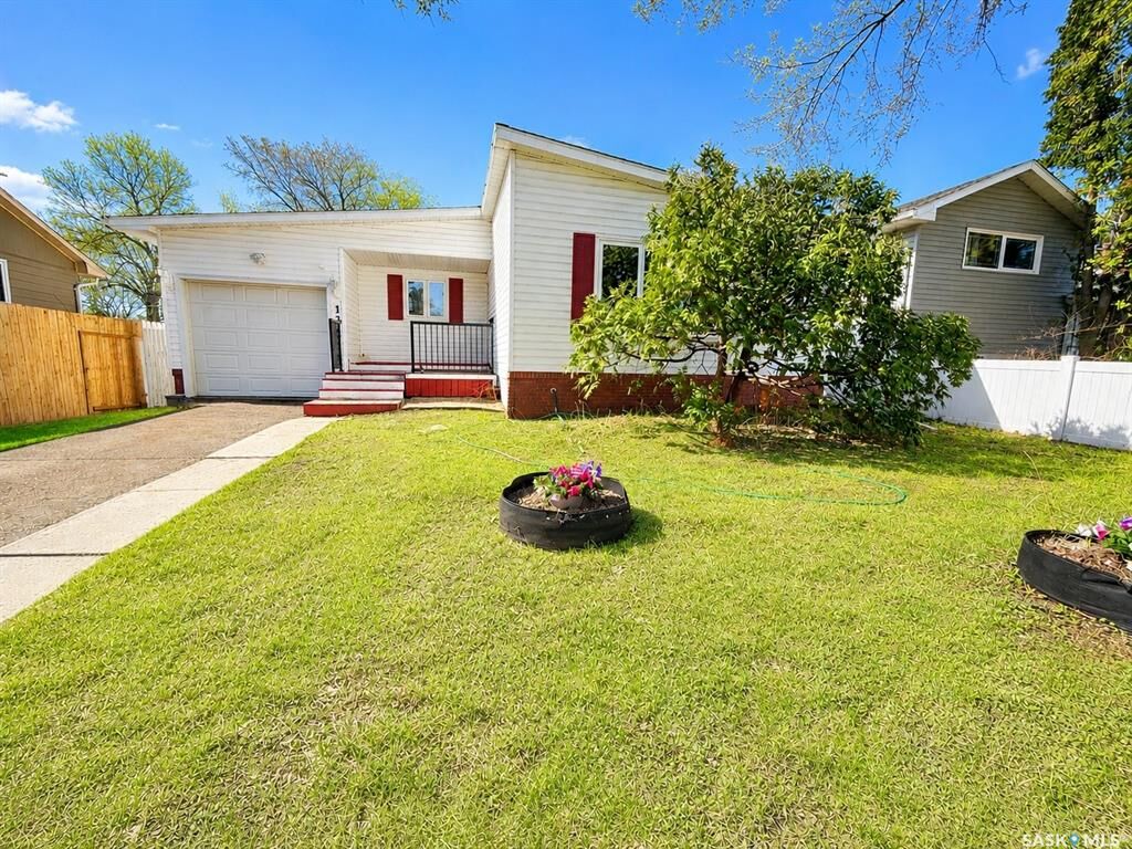 Property Photo: 1321 Jubilee Avenue SK S4S 3S8