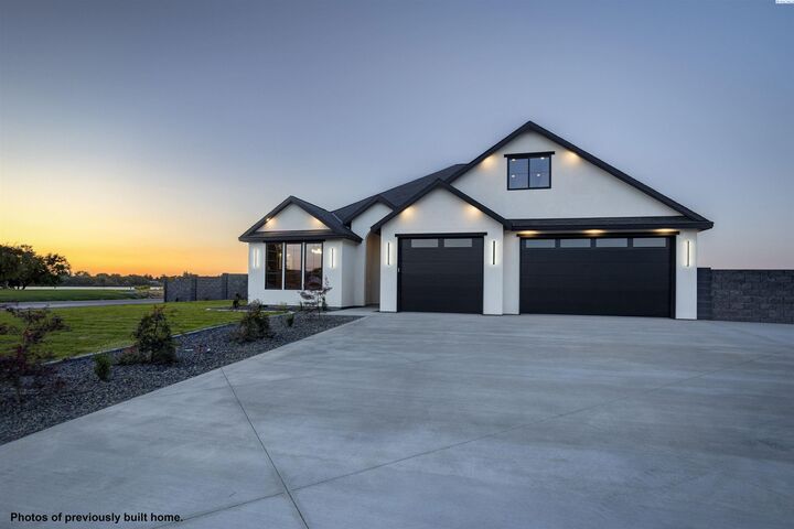 Property Photo:  851 W 56th Ave  WA 99337 