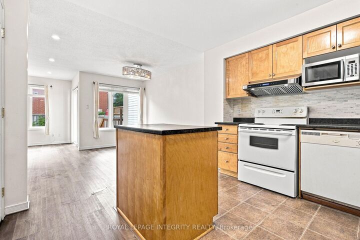 Property Photo: 6 Crystal Park Crescent ON K2C 3Z8