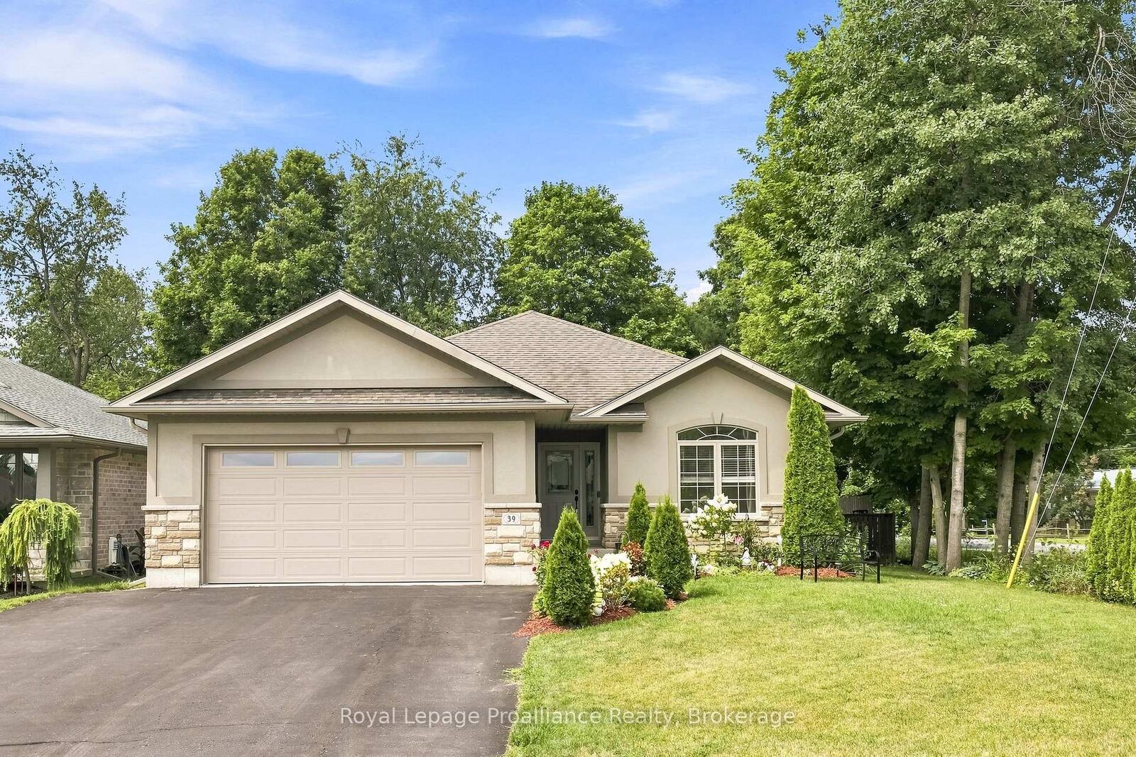 Property Photo: 39 Lakewood Crescent ON K8V 5P4