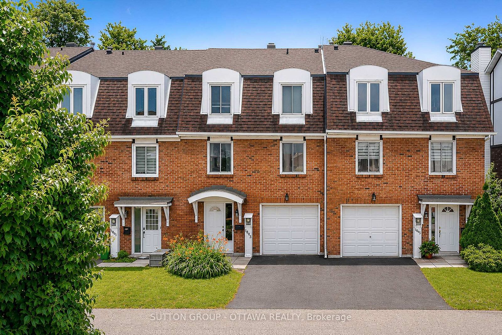 Property Photo: 1803 Axminster Court 39 ON K1C 1Z5