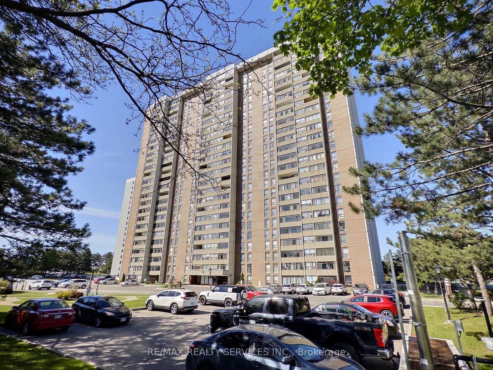 Property Photo:  18 Knightsbridge Road 1812  ON L6T 3X5 