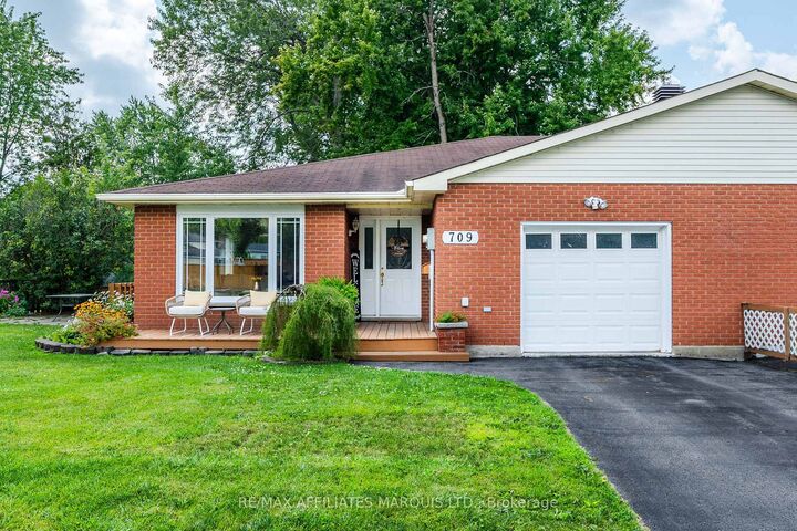 Property Photo: 709 Champlain Drive ON K6H 6P4