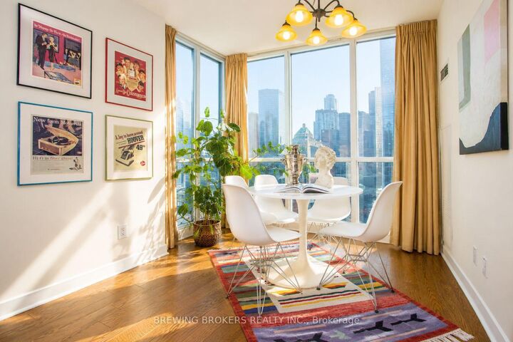 Photo de la propriété:  18 Harbour Street 1702  ON M5J 2Z6 