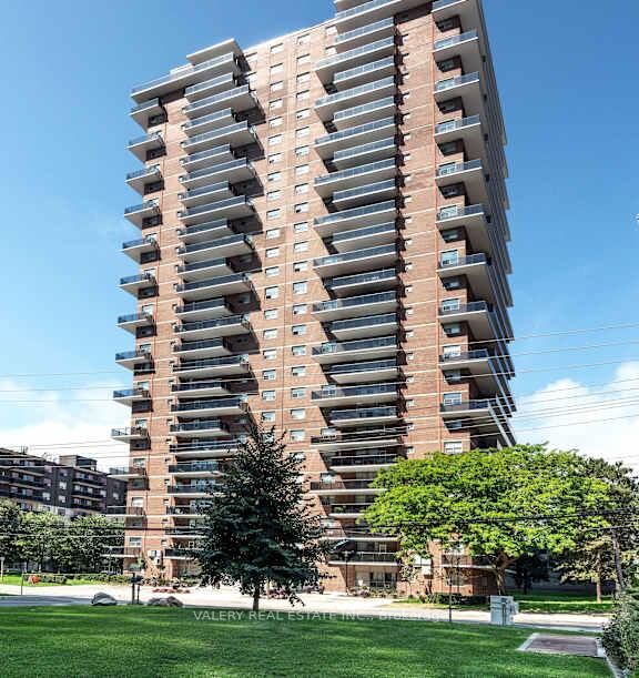 Property Photo:  70 Park Street E 1006  ON L5G 1M5 