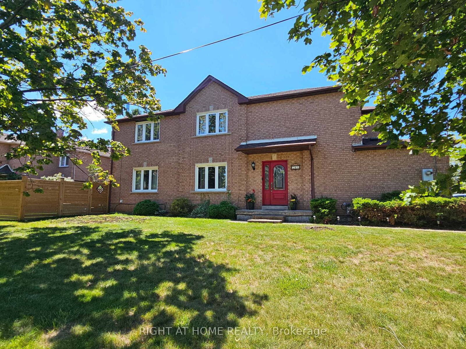 Property Photo: 710 Ashprior Avenue ON L5R 3N8