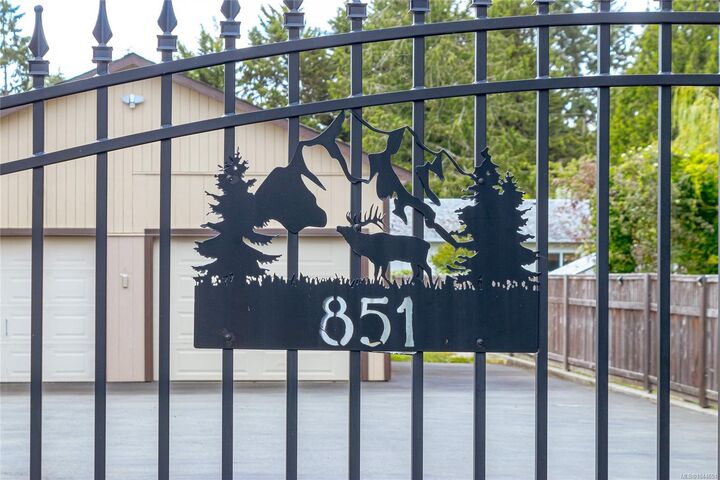 Property Photo: 851 Breakwater Rd BC V9P 1Z8