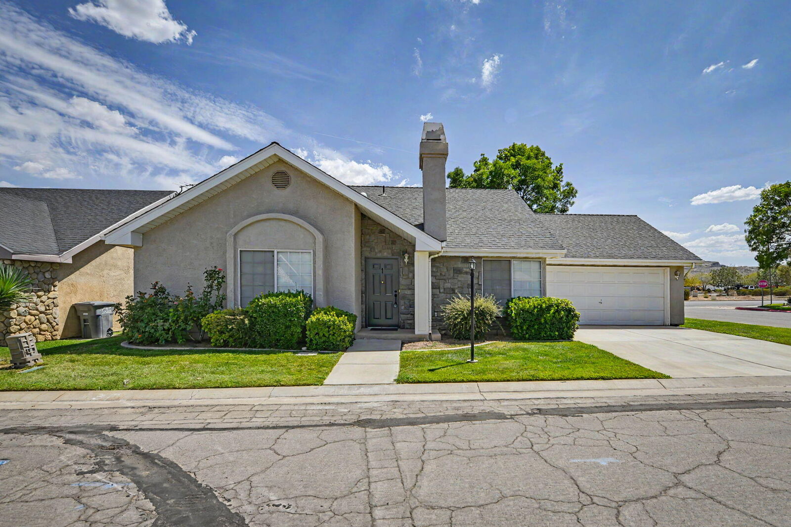 Property Photo:  2050 W Canyon View Dr 1  UT 84770 