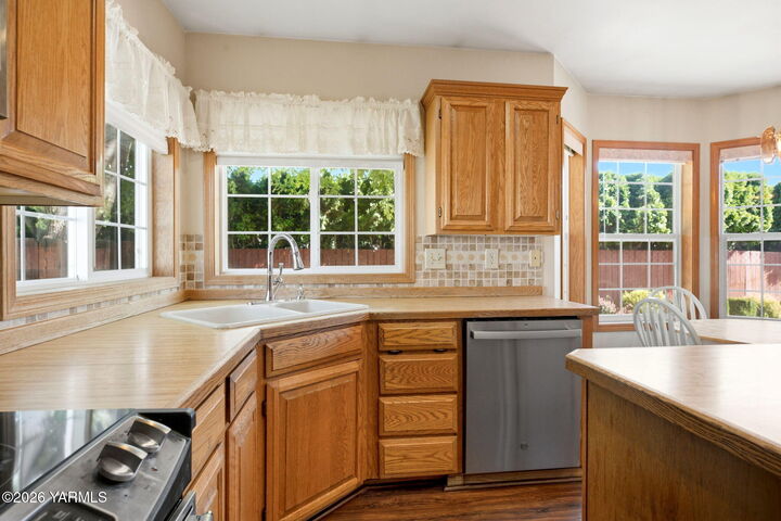 Property Photo:  7503 Olmstead Ct  WA 98908 