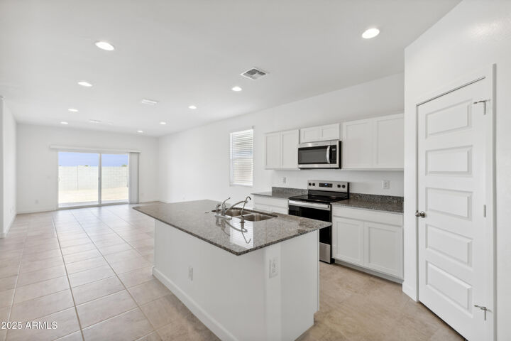 Property Photo: 1357 W Shannons Way AZ 85128