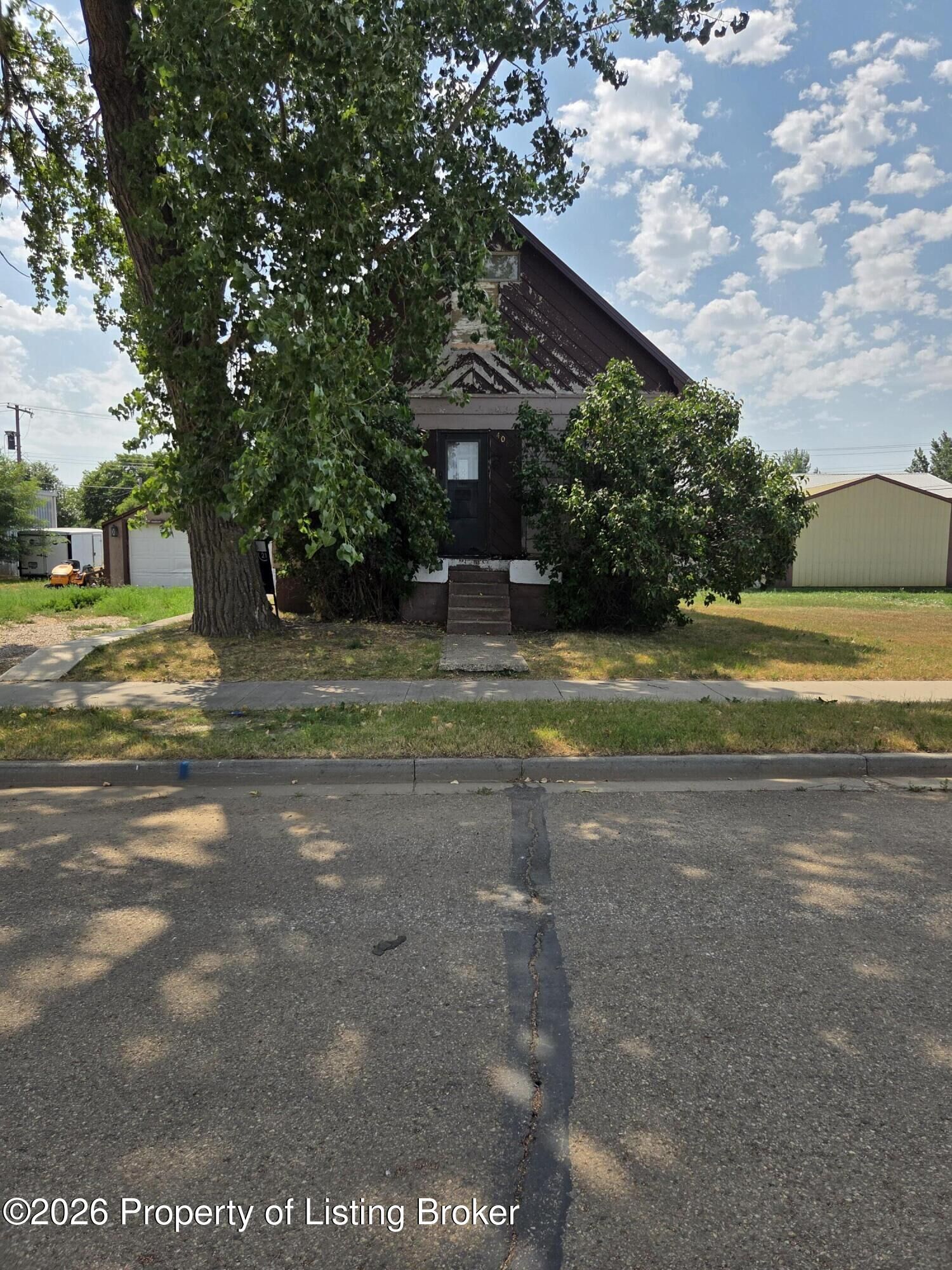 Property Photo: 408 South Avenue E ND 58631