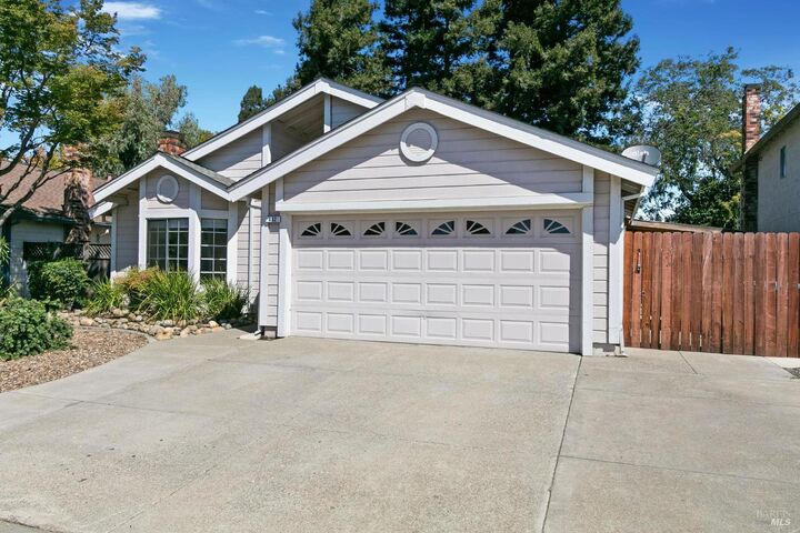 Property Photo:  462 Danbury Circle  CA 95687 