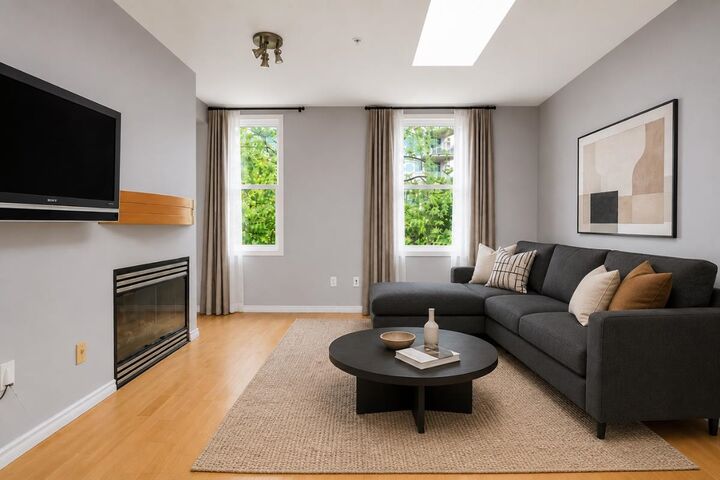 Property Photo: 108 W Esplanade 103 BC V7M 3M8
