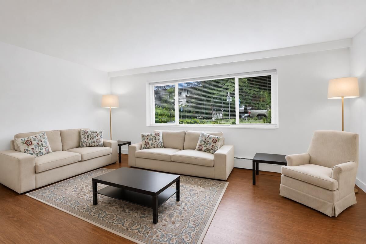 Property Photo:  1420 Chesterfield Avenue 1  BC V7M 2N4 